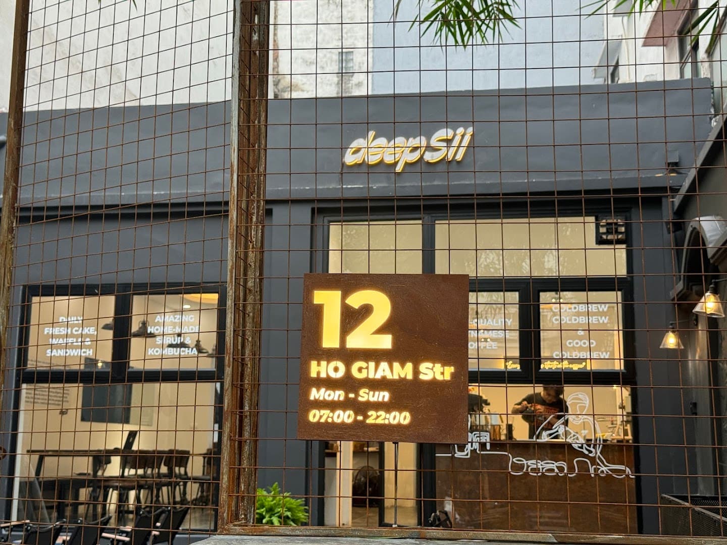 Deep Sii Coffee - 12 Ho Giam (near Van Mieu)