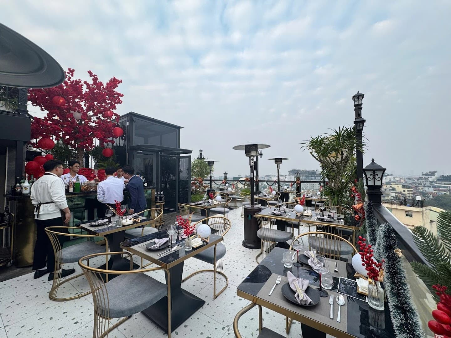 Luna Restaurant & Skybar