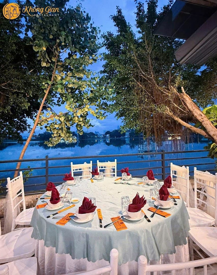 Nhà Hàng Không Gian