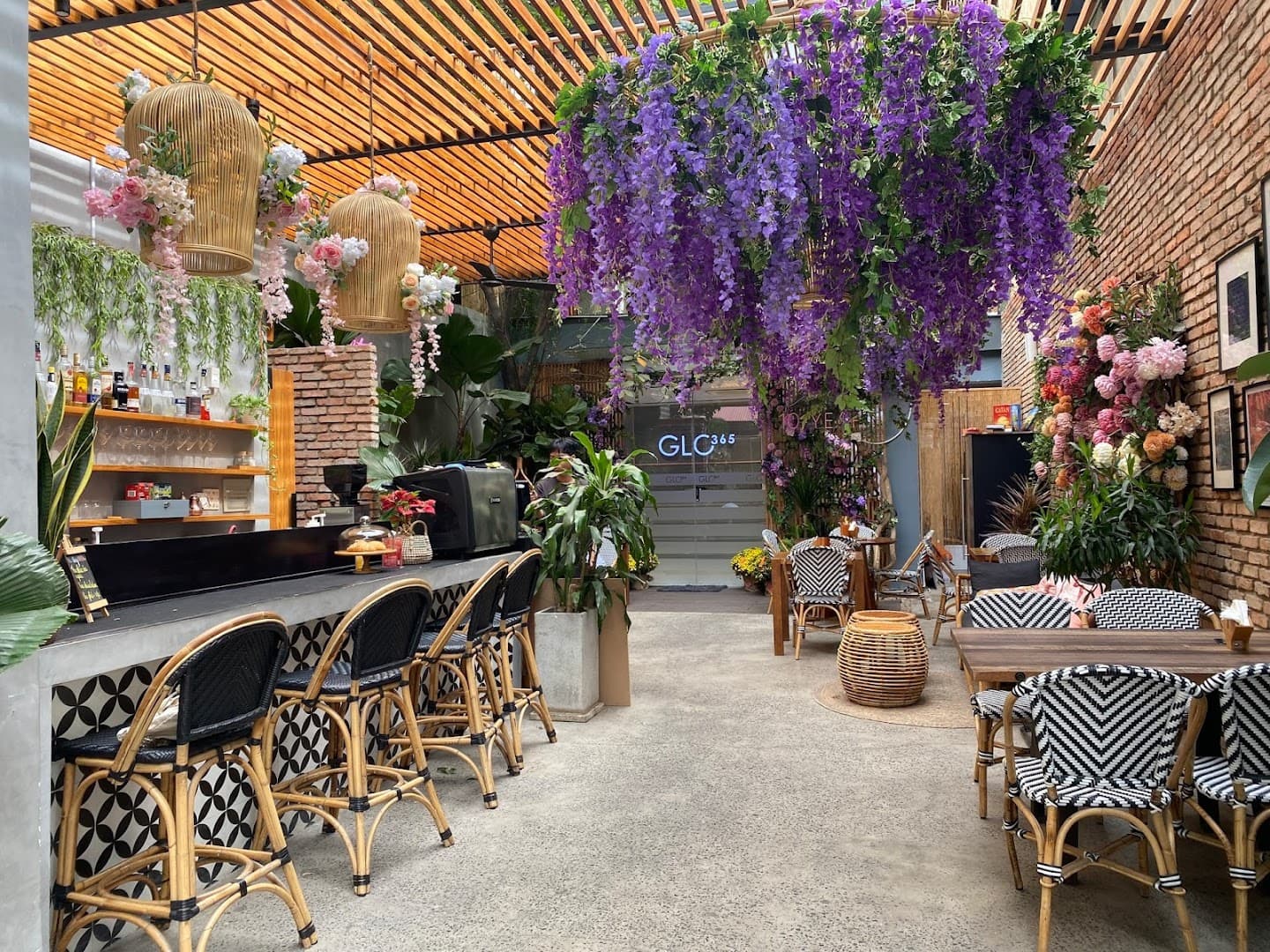 Au Patio - Brunch & Wine