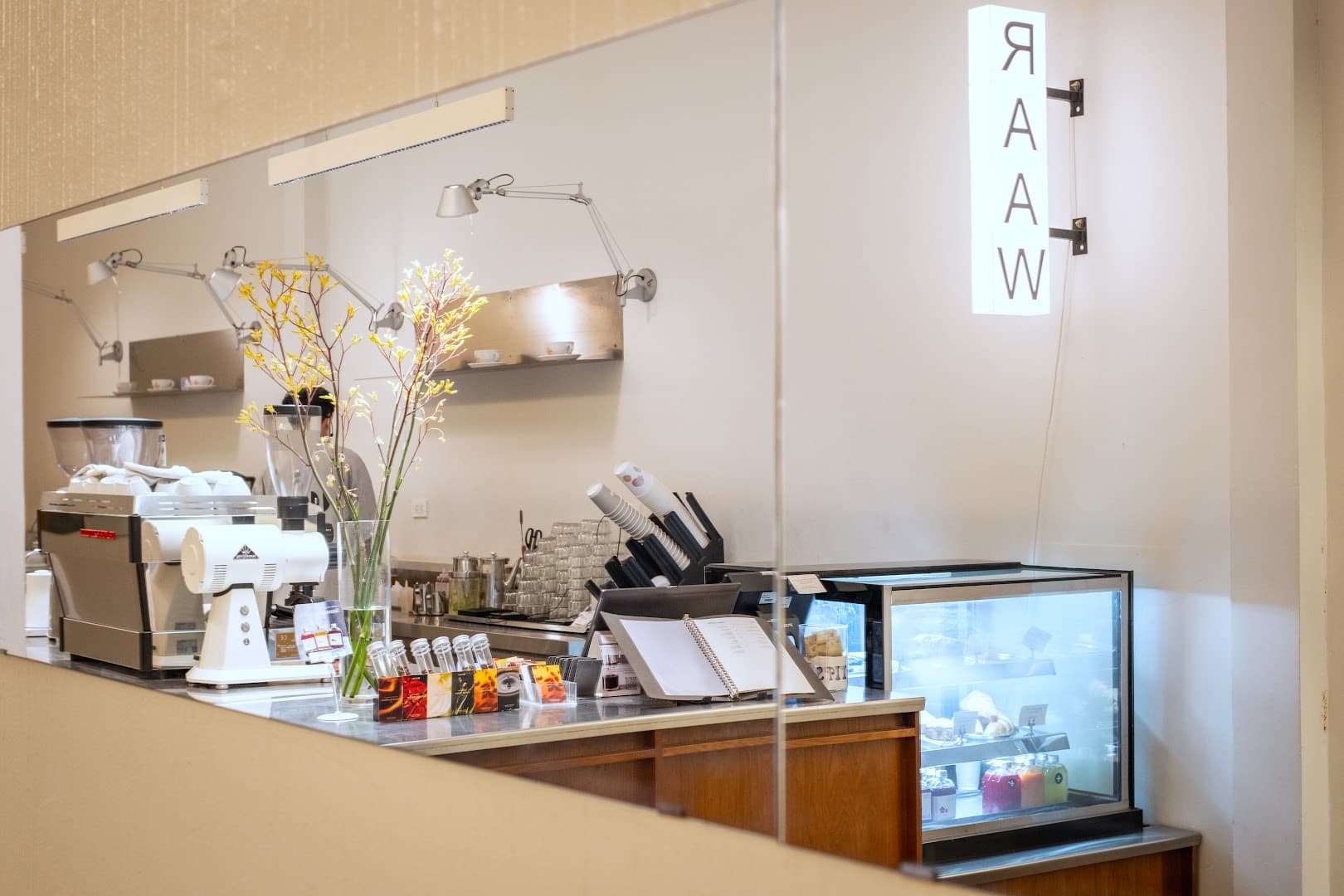 RAAW Coffee hàng buồm