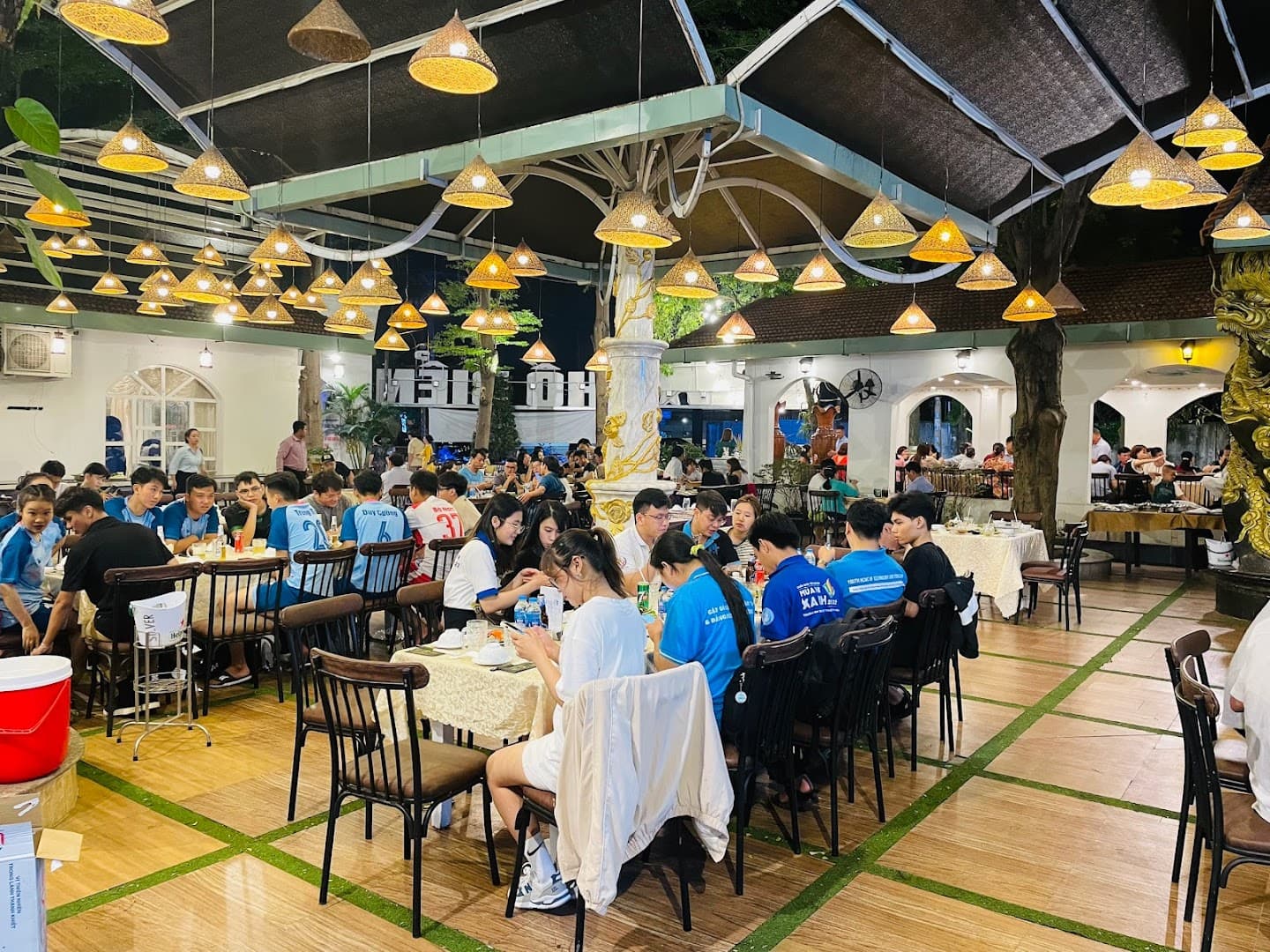 NHÀ HÀNG PHỐ BIỂN