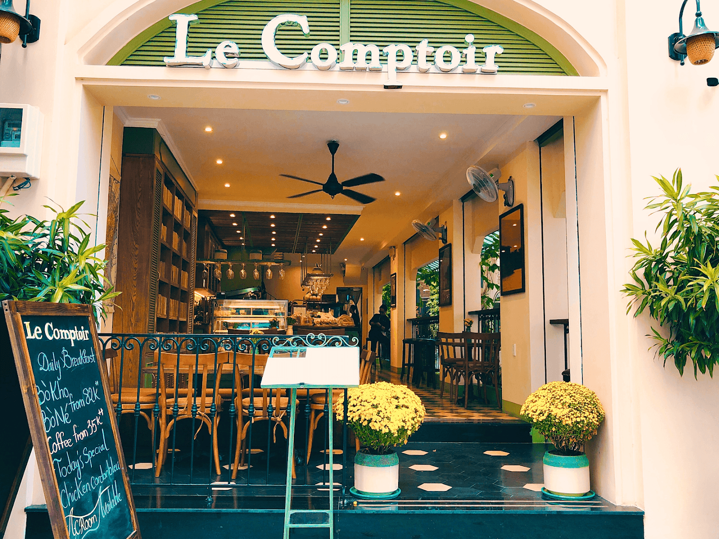 Le Comptoir Bistro & Books