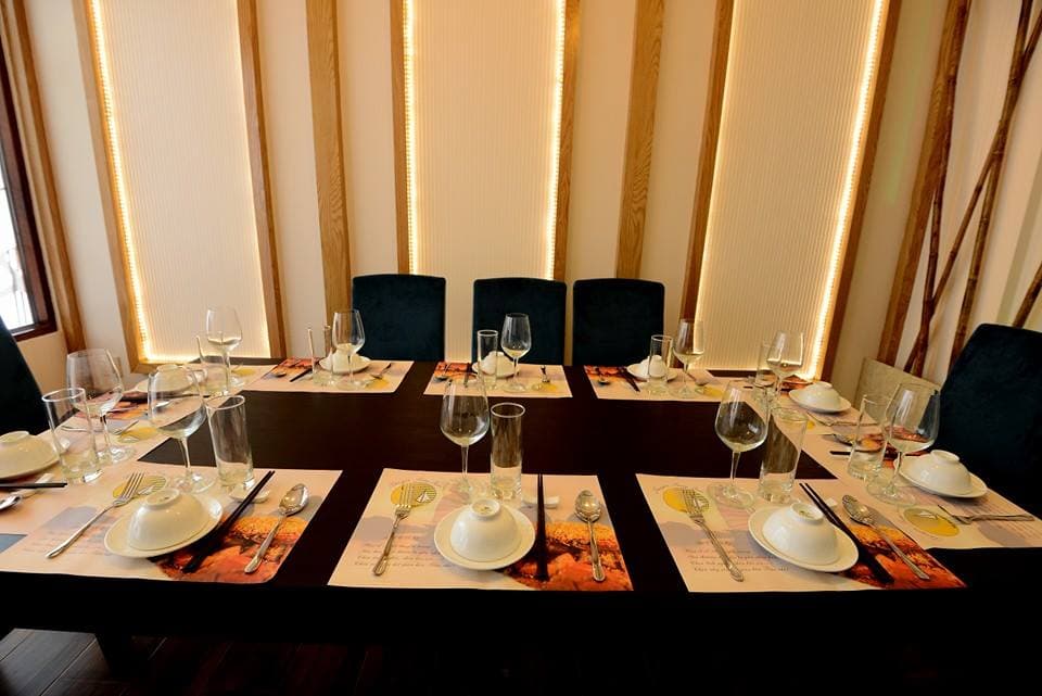 Nhà hàng Thuyền Trăng Quán