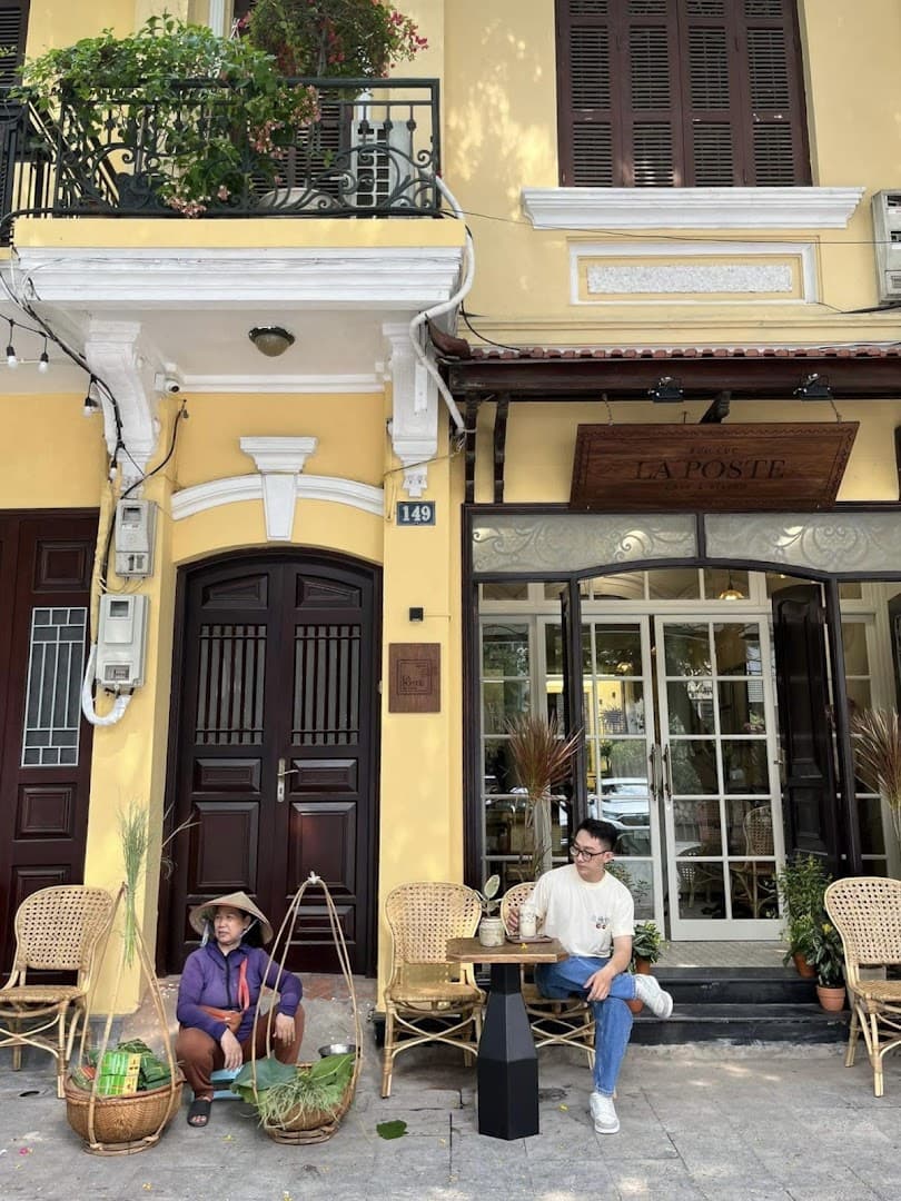 La Poste Cafe & Bistro