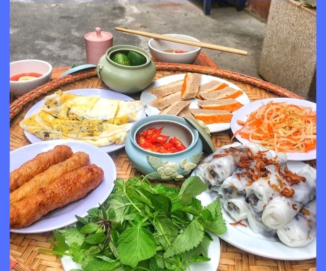 Ha long quán, quán ăn sáng bánh cuốn và bún chả, phở