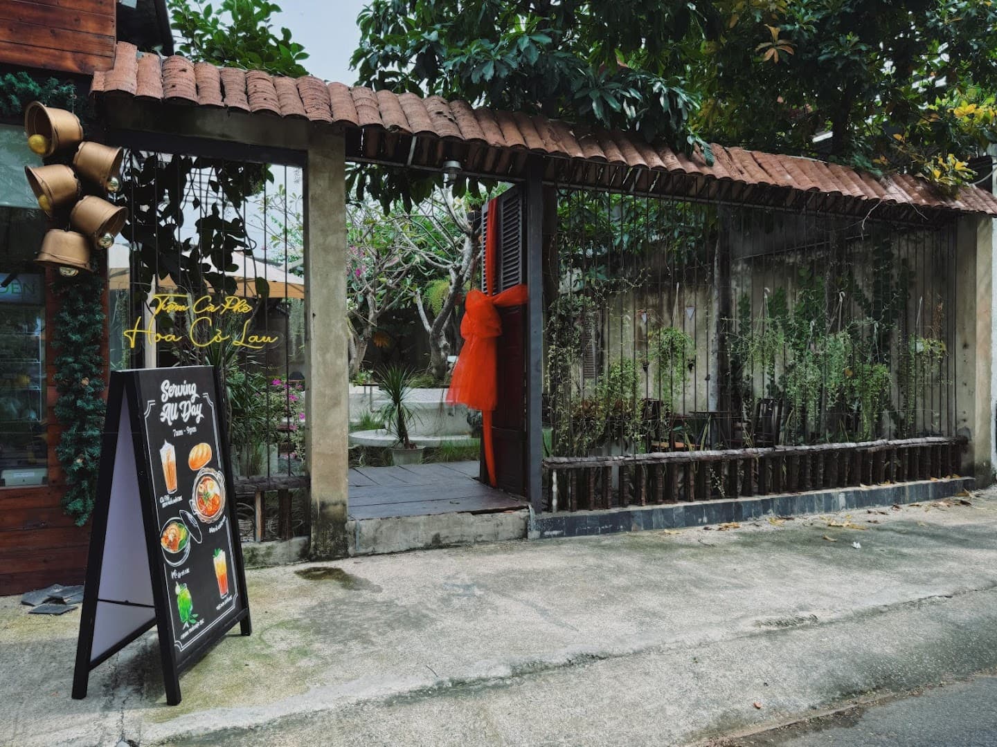 Tiệm cà phê Hoa Cỏ Lau