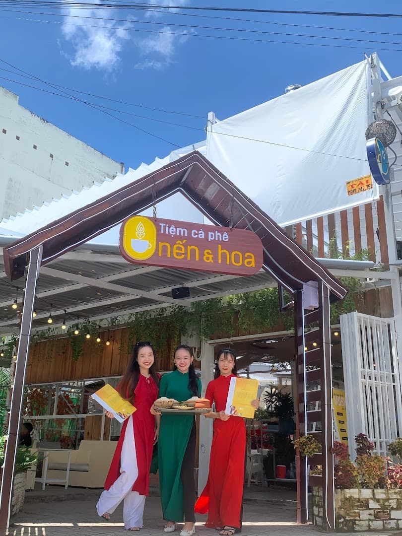 Tiệm cà phê Nến & Hoa (Có Cơm Niêu)
